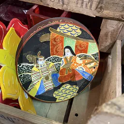 Decoratief bord met Japans ontwerp: figuur met instrument tegen donkere achtergrond met gele vissen en kleurige vlaggen