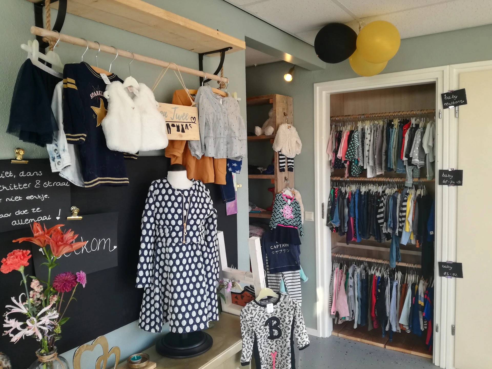 Kringloopwinkel Een-Twee in Zuidwolde met tweedehands schoenen, sportkleding en tweedehandsspullen