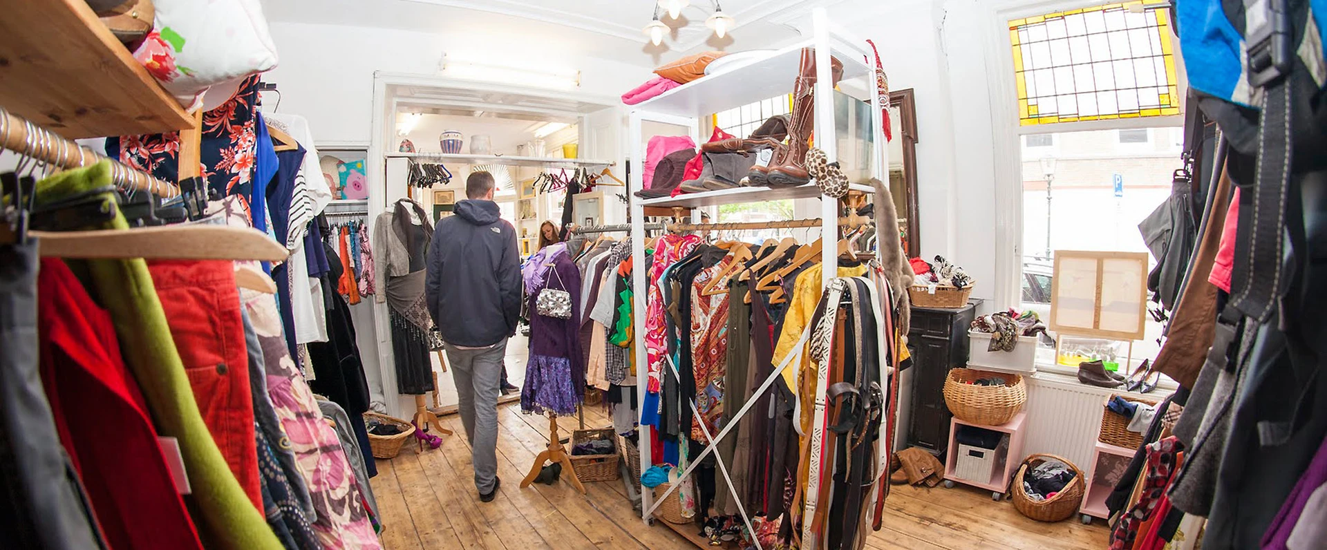 Kringloopwinkel Emmaus Beeklaan in Den Haag met tweedehands boeken, huis- en inrichting en jassen