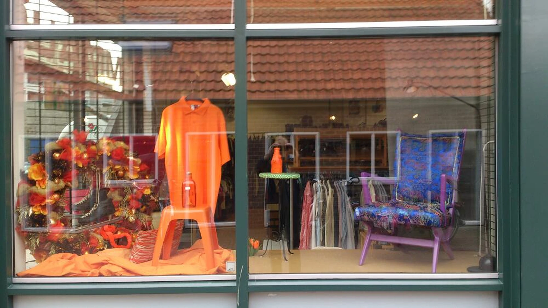 Kringloopwinkel Emmaus Domstad, locatie Parkwijk in Utrecht met tweedehands bedden, boeken en films