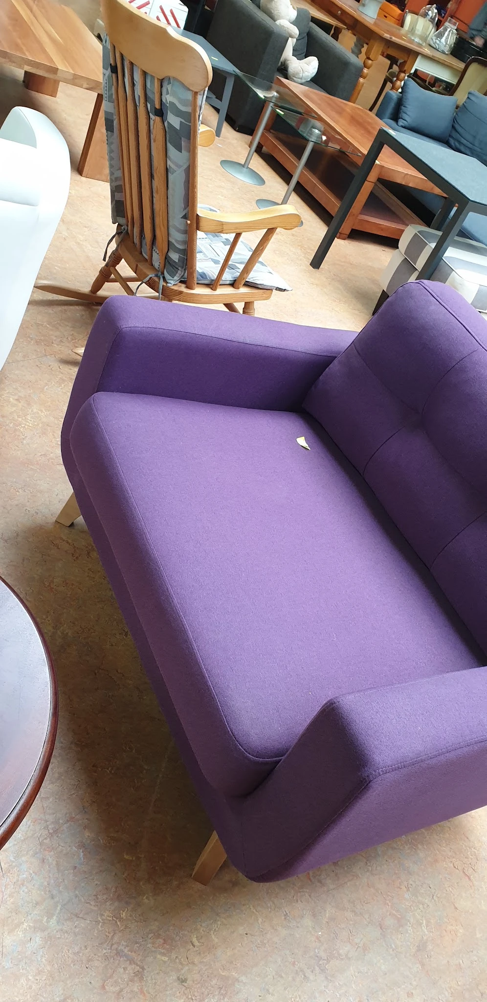 Paarse stofgestoffeerde fauteuil of stoel, gezien van bovenaf
