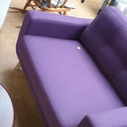Paarse stofgestoffeerde fauteuil of stoel, gezien van bovenaf