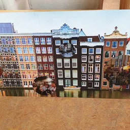 Illustratie van Nederlandse grachtenhuizen aan water