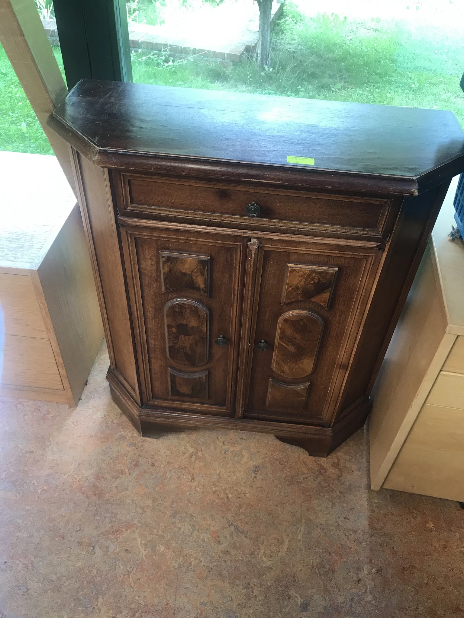 Tweedehands houten kastje met twee deuren en ingelegd decoratief patroon