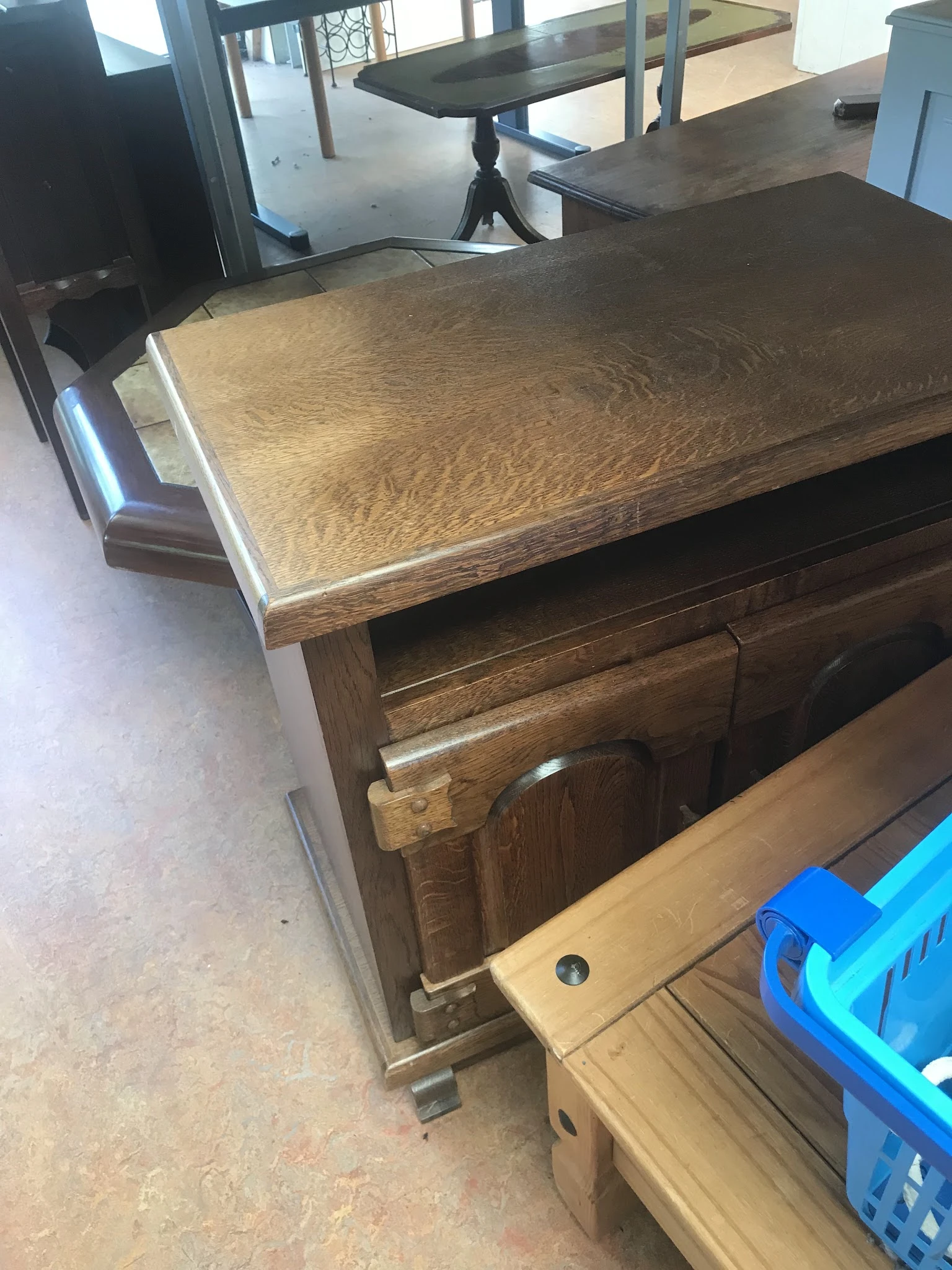 Houten bureau of tafel met laden, close-up van het meubelstuk