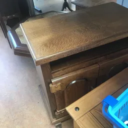 Houten bureau of tafel met laden, close-up van het meubelstuk
