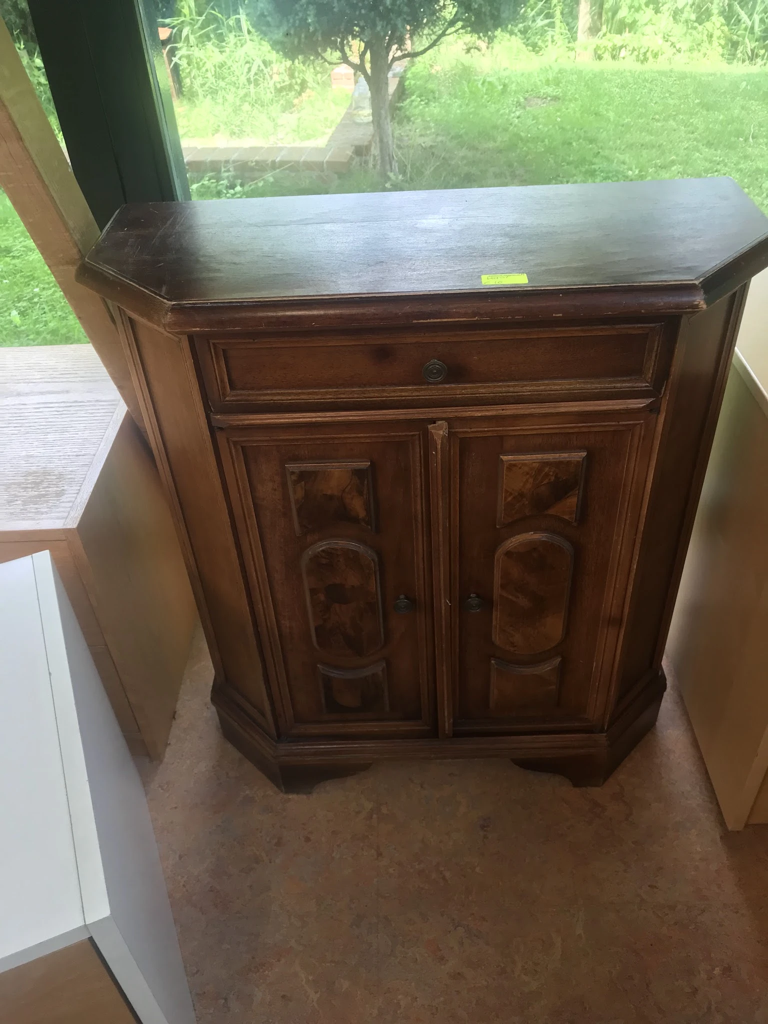 Houten kastje met twee deuren en één lade, donkerbruin gefineerd, klassieke stijl