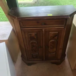 Houten kastje met twee deuren en één lade, donkerbruin gefineerd, klassieke stijl