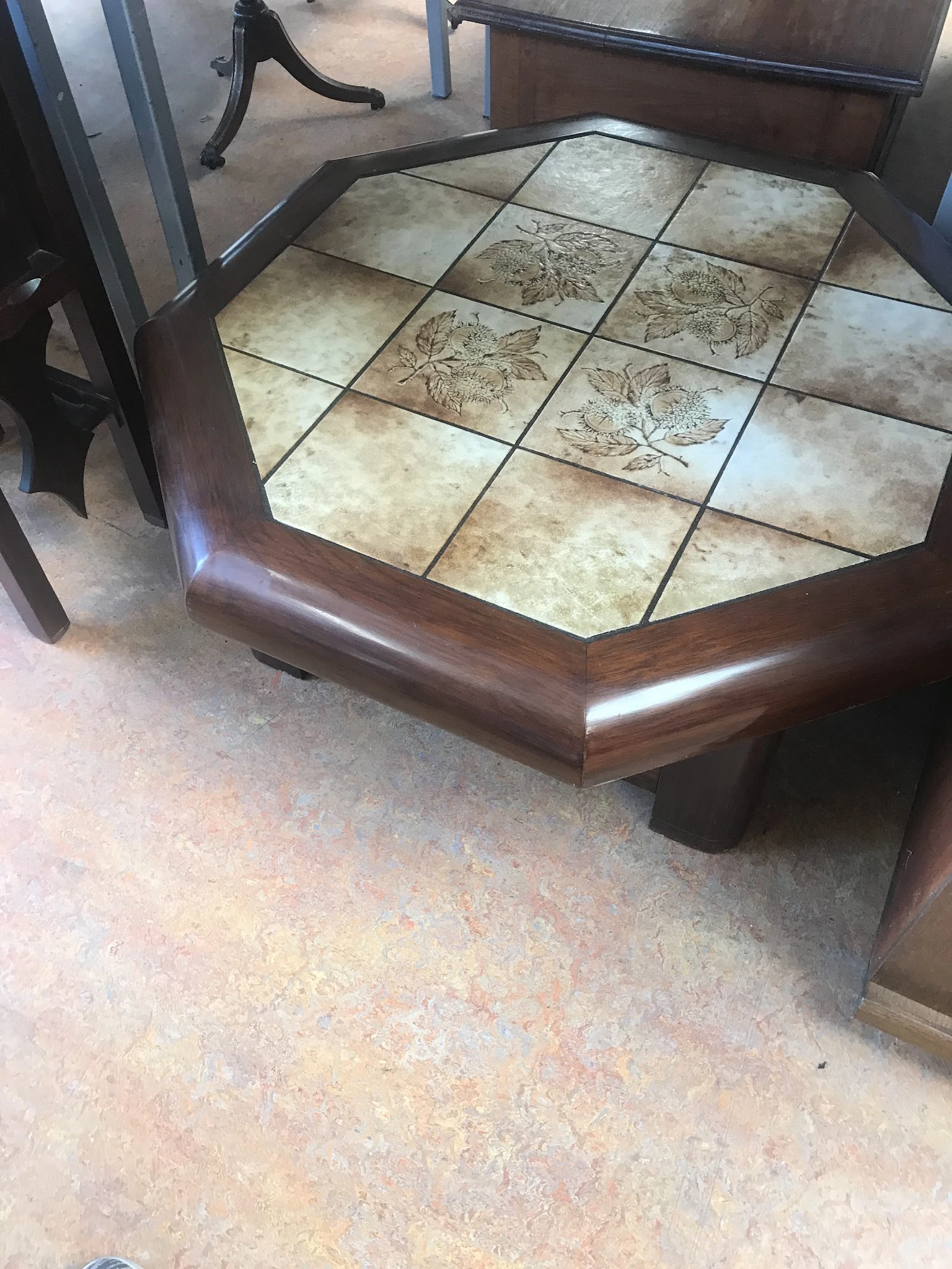 Houten salontafel met decoratieve tegeltjes in het tafelblad