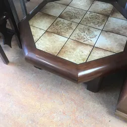 Houten salontafel met decoratieve tegeltjes in het tafelblad