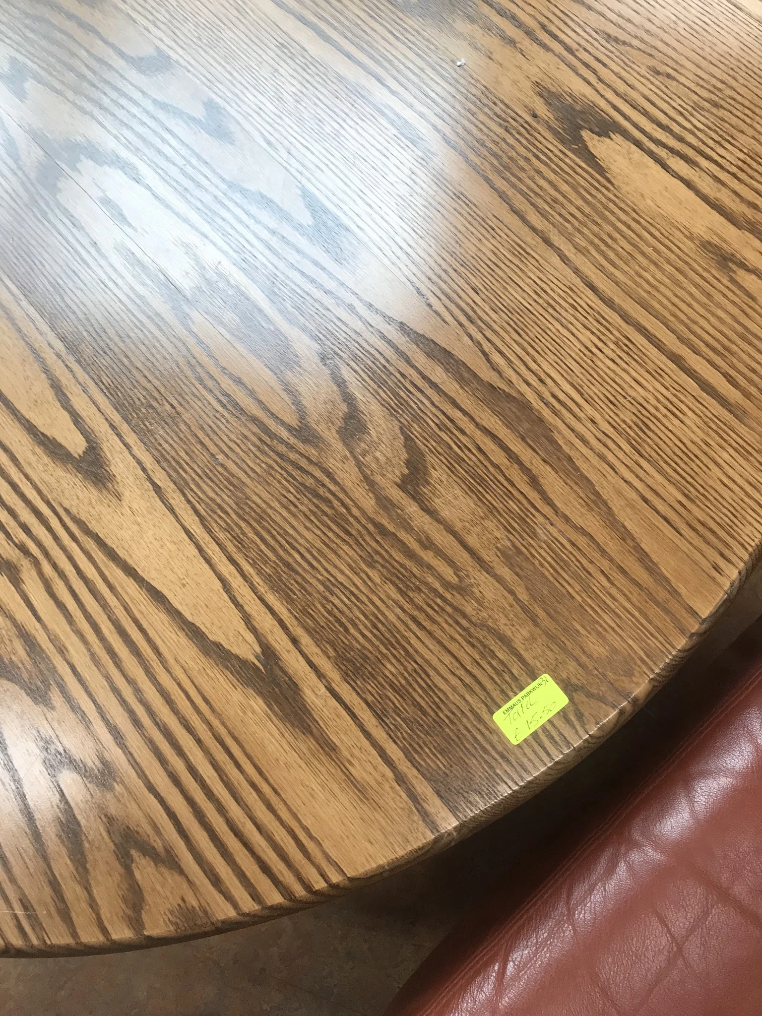 Houten tafelblad met geelgroen prijskaartje en schaduwpatroon van jaloeziën
