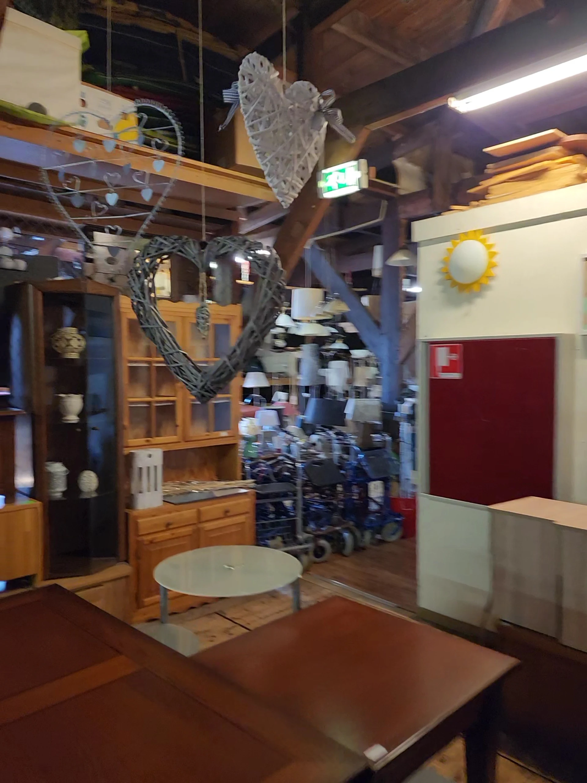 Emmaus Eemsmond De Kringloopwinkel in Farmsum met tweedehands boeken, huis- en inrichting en huishoudelijke apparaten