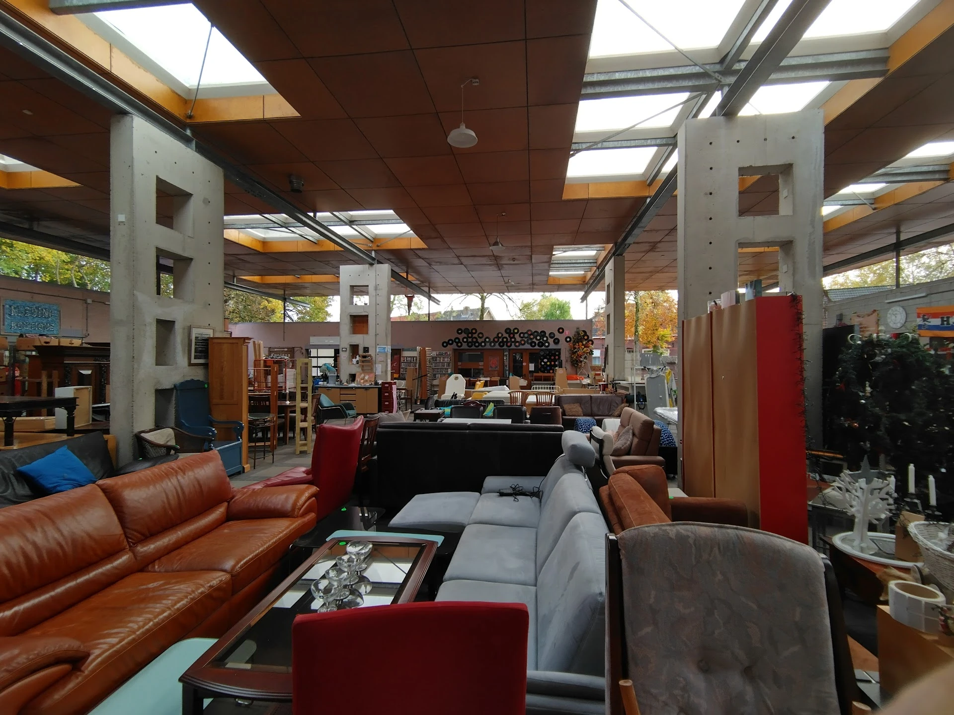 Kringloopwinkel Emmaus Eindhoven in Eindhoven met tweedehands boeken, gereedschappen en huis- en inrichting