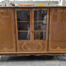 Houten vintage buffetkast met glazen deuren en ingelegd houtwerk, op kromme poten