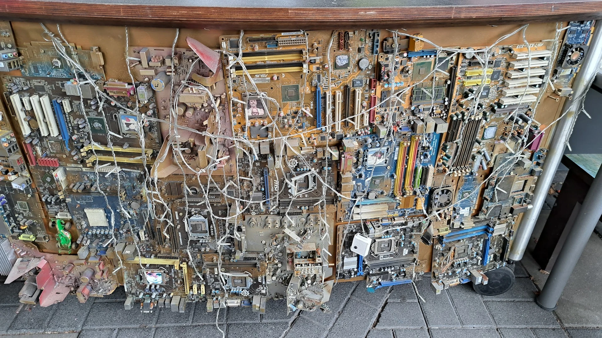Verschillende elektronische componenten, printplaten en onderdelen uitgestald op houten pegboards