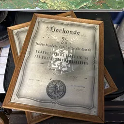 Ingelijste oorkonde uit 1925 voor 25 jaar brandweerdienst, uitgereikte door Nederlandse Brandweer Vereniging