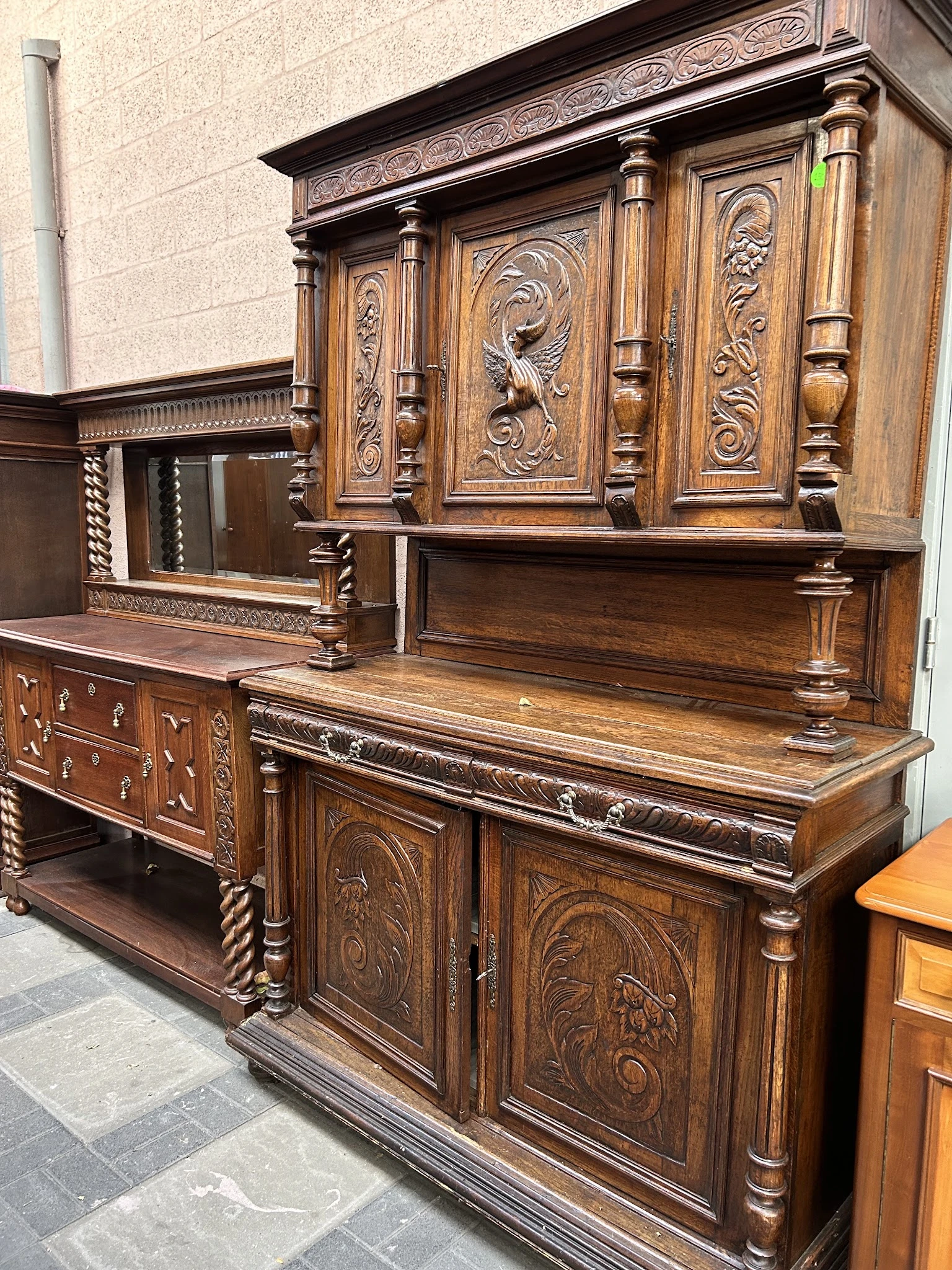 Antieke houten kast met ornamentale snijwerk en spiegeldeuren, in klassieke stijl