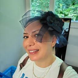 Portretfoto van een persoon met zwarte fascinator
