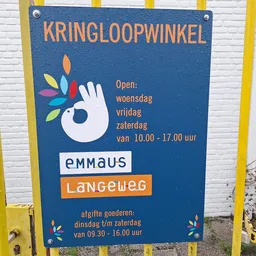 Blauw informatiebord met openingstijden en logo's van Emmaus en Langevels