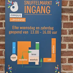 Blauwe informatiebord met openingstijden en plattegrond van Emmaus Langeweg