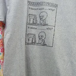 Grijze t-shirt met comic-strip print van een figuur achter een computer