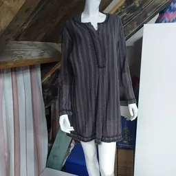 Mannequin draagt donkergrijs geruit hemdachtig kledingstuk met lange mouwen