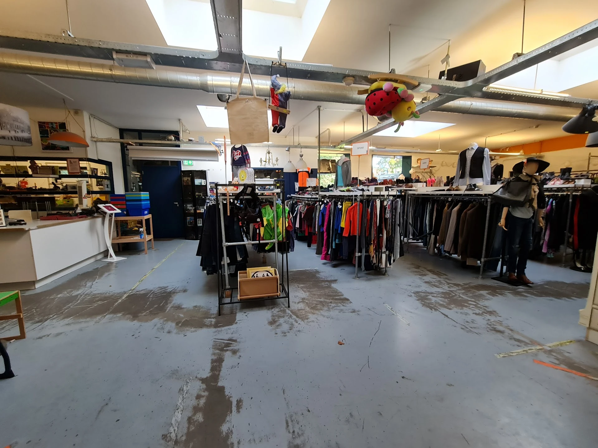 Kringloopwinkel Emmaus Lombok in Utrecht met tweedehands boeken, elektronica en kleding