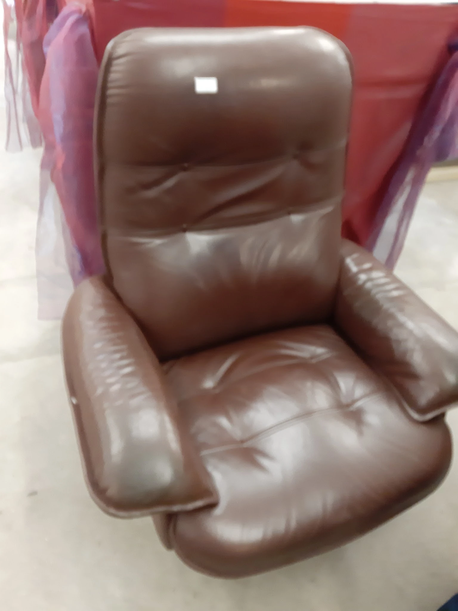 Bruin lederen fauteuil met knopen, gesloten zithoek