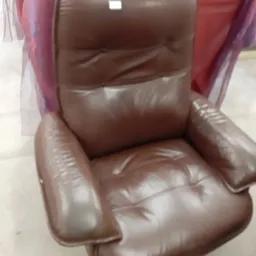 Bruin lederen fauteuil met knopen, gesloten zithoek
