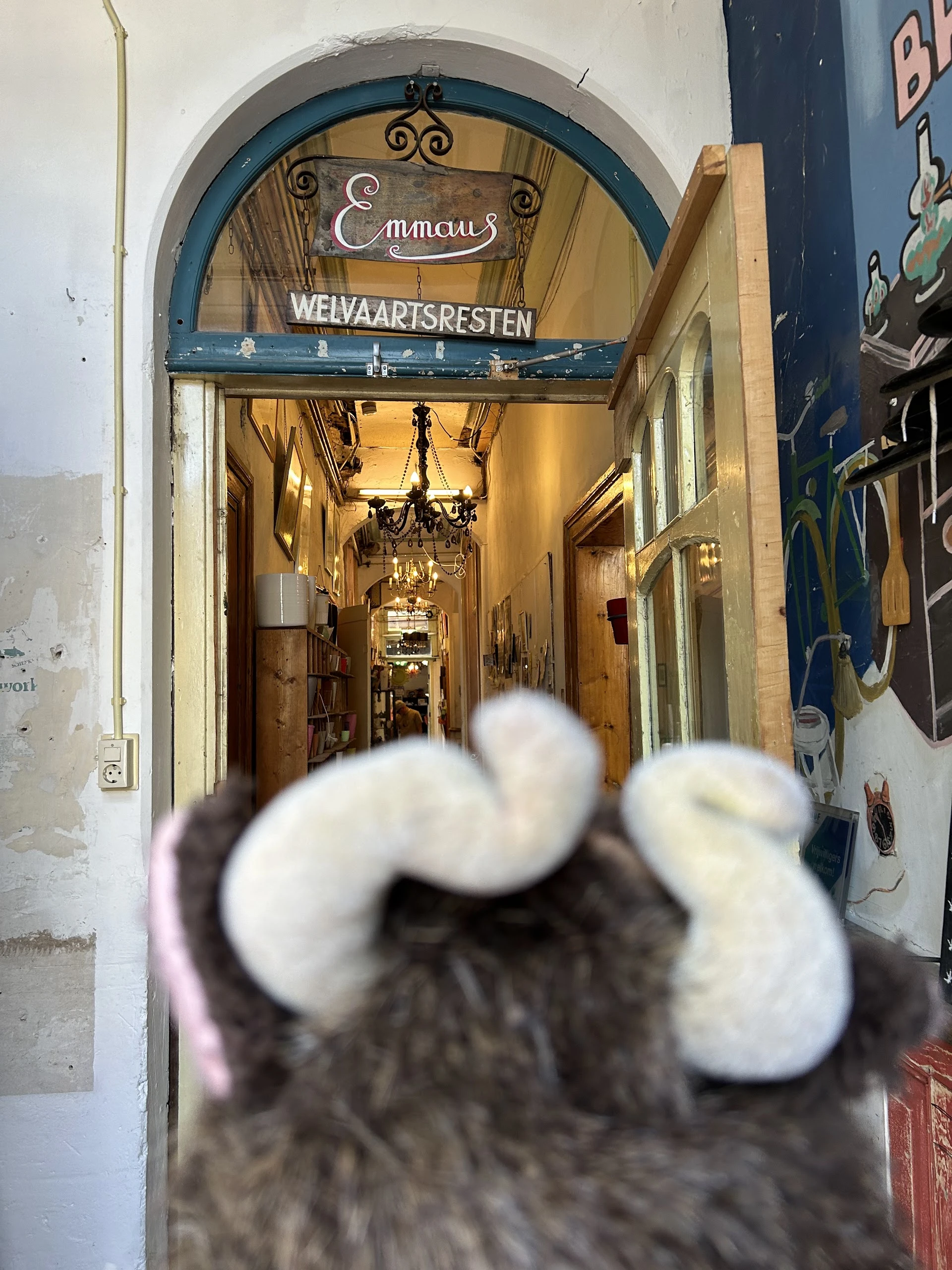 Kringloopwinkel Emmaus Welvaartsresten in Den Haag met tweedehands boeken, cd's en gereedschappen