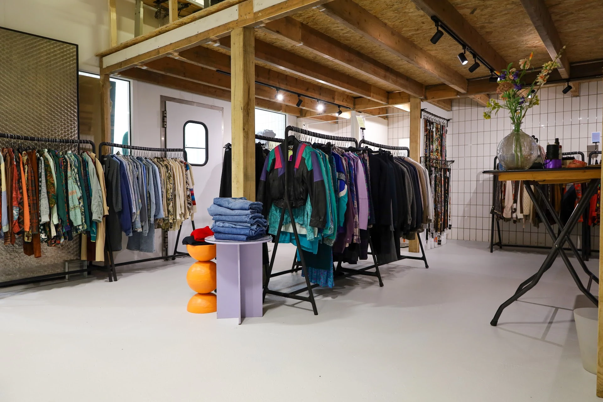 Endeløs Vintage in Lichtenvoorde met tweedehands meubels en kleding