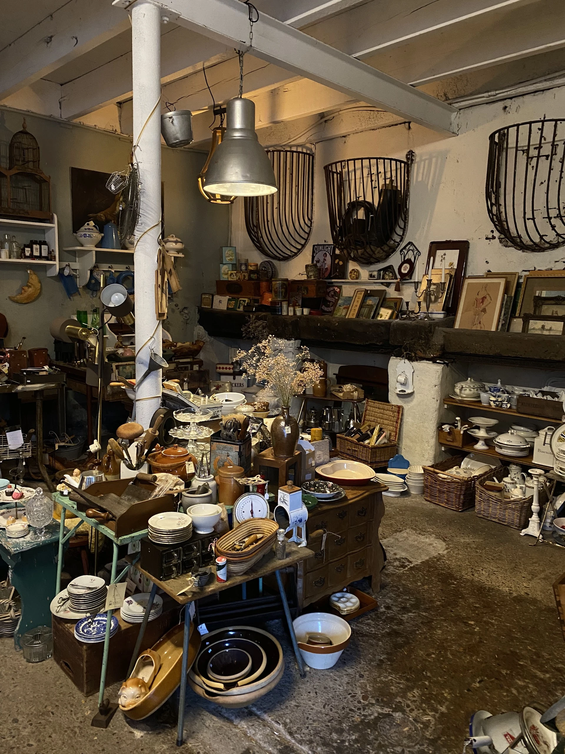 Enig Velp in Velp met tweedehands meubels en kleding