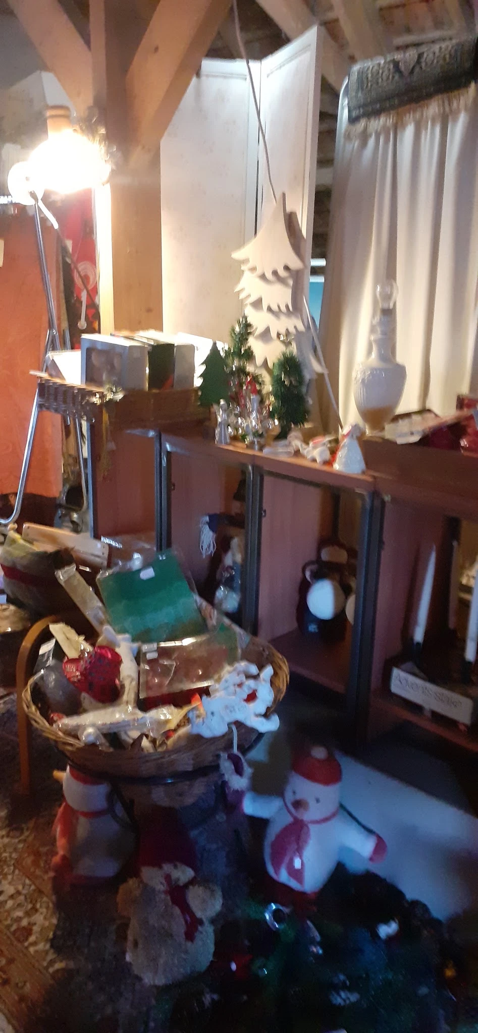 Winkelvloer met kasten, stellingen en huishoudelijke spullen in kringloopwinkel