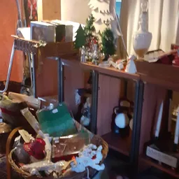 Winkelvloer met kasten, stellingen en huishoudelijke spullen in kringloopwinkel