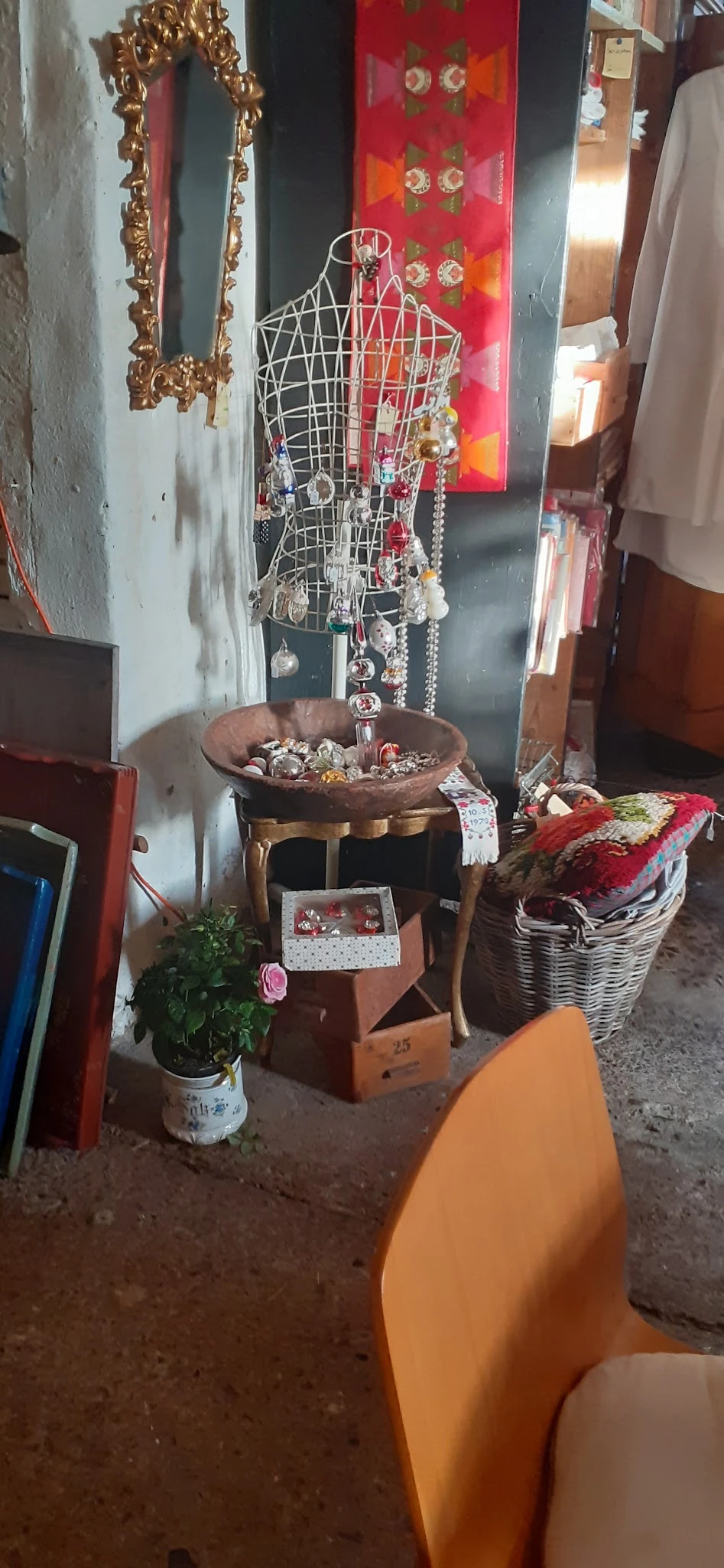 Uitgestalde decoratieartikelen en handwerk op een tafel en in een mand in de winkel