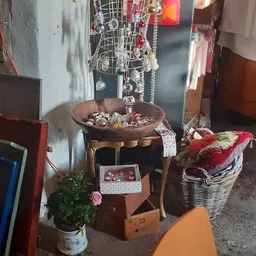 Uitgestalde decoratieartikelen en handwerk op een tafel en in een mand in de winkel