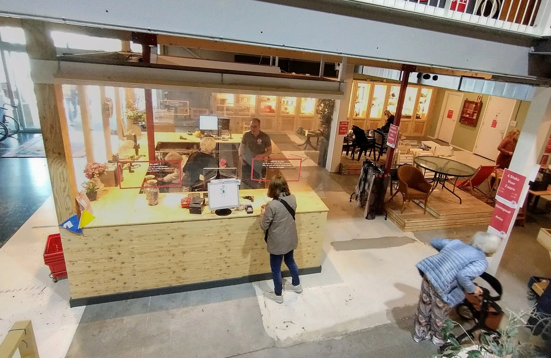 Kringloopwinkel Estafette Recycle Boulevard Leeuwarden in Leeuwarden met tweedehands bedden, boeken en computers