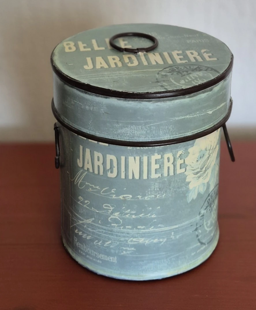 Vintage metalen tuiniersdoos met 'Jardinière' opschrift en decoratief patroon