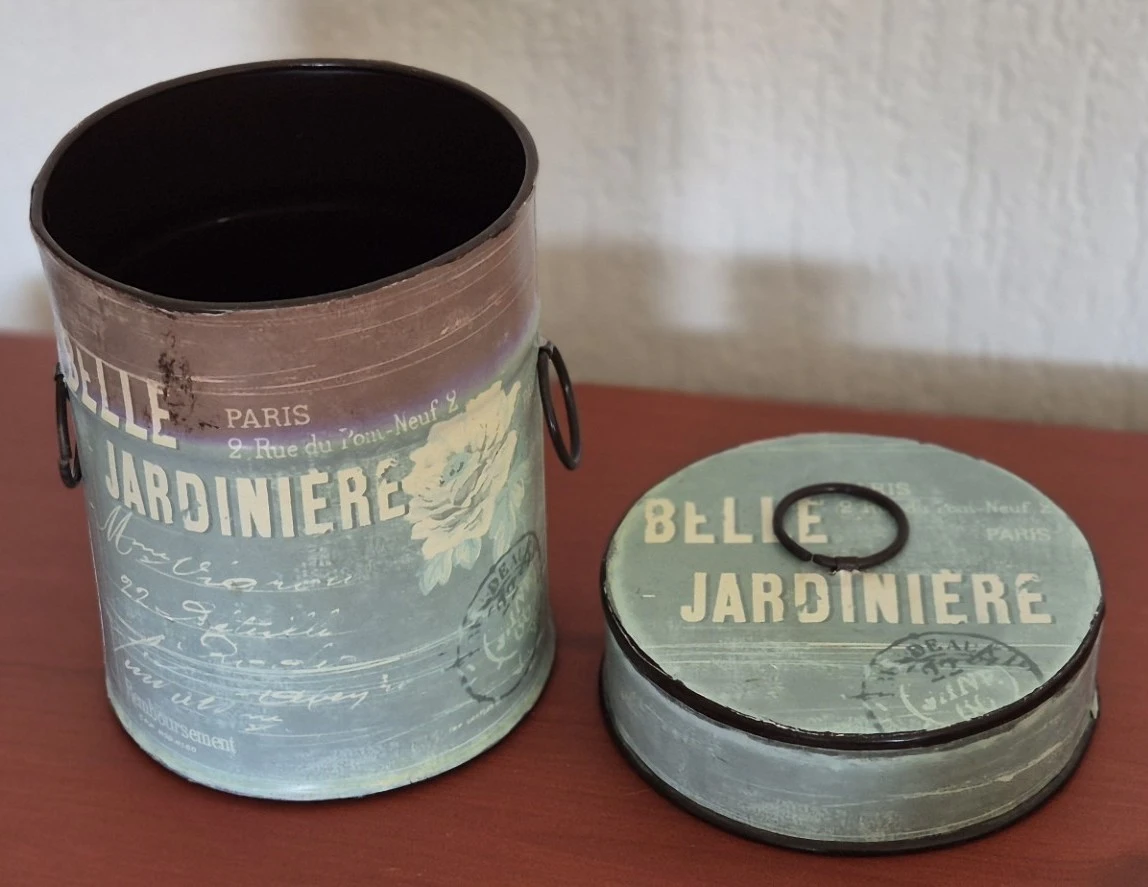 Twee vintage blikken potjes met 'Belle Jardinière' opdruk uit Parijs, een met deksel
