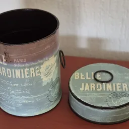 Twee vintage blikken potjes met 'Belle Jardinière' opdruk uit Parijs, een met deksel