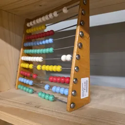 Houten telraam met gekleurde kralen op metalen stangen, vintage rekenframe