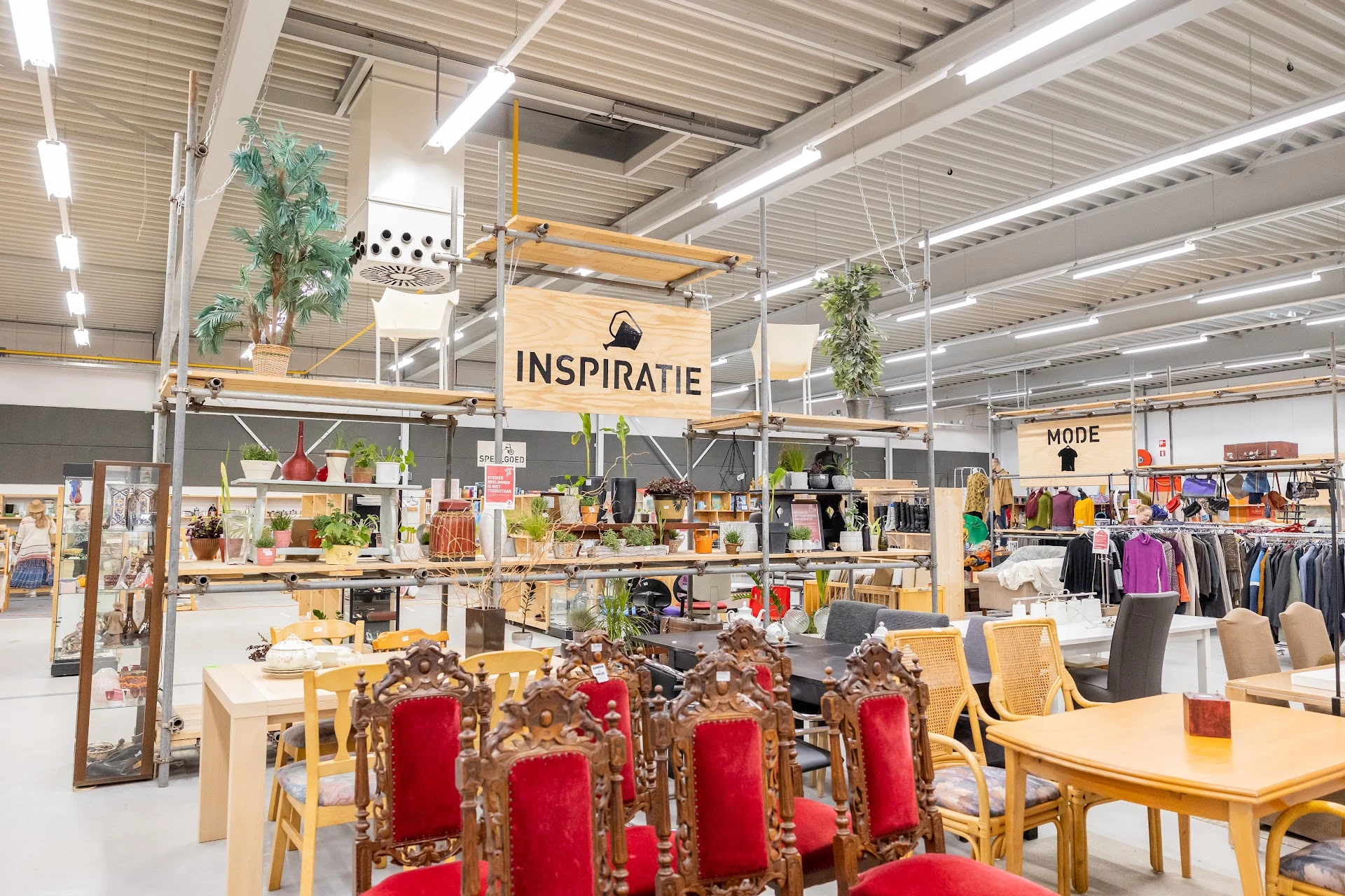 Kringloopwinkel Estafette recyclewinkel Franeker in Franeker met tweedehands boeken, huis- en inrichting en kleding