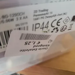 Close-up van een etiket met barcode, IP44-certificering en technische specificaties