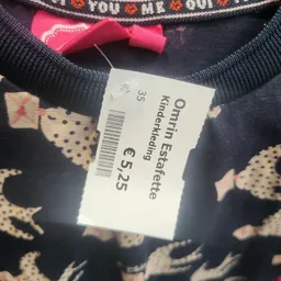 Prijskaartje van kledingstuk met maat 35 en prijs €5,25