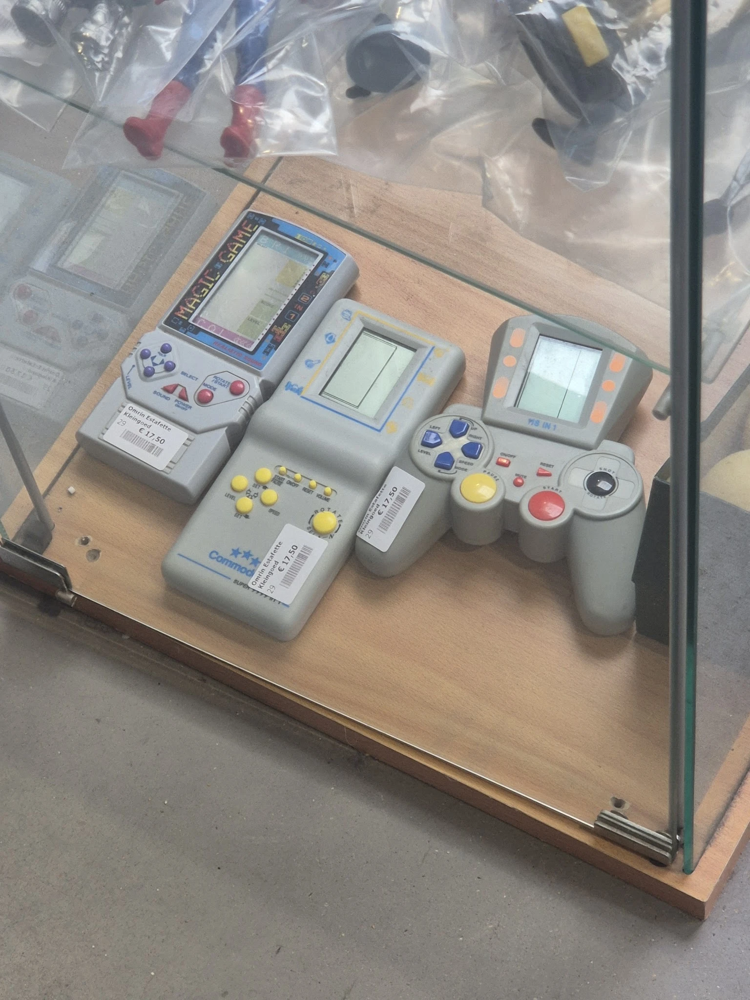 Collectie vintage elektronische handheldgames en speelcomputers op houten tafel