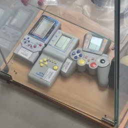 Collectie vintage elektronische handheldgames en speelcomputers op houten tafel
