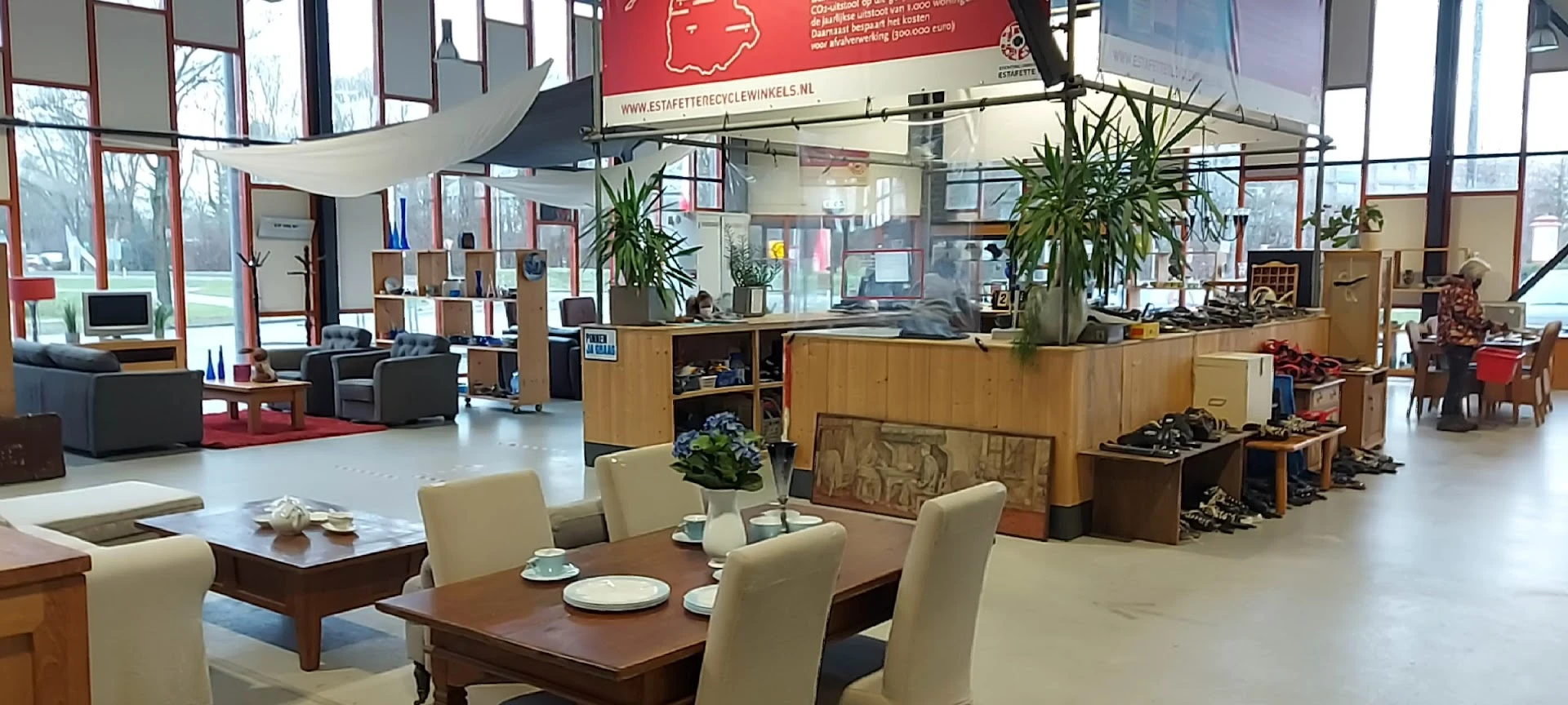 Estafette recyclewinkel Oosterwolde in Oosterwolde met tweedehands meubels en kleding