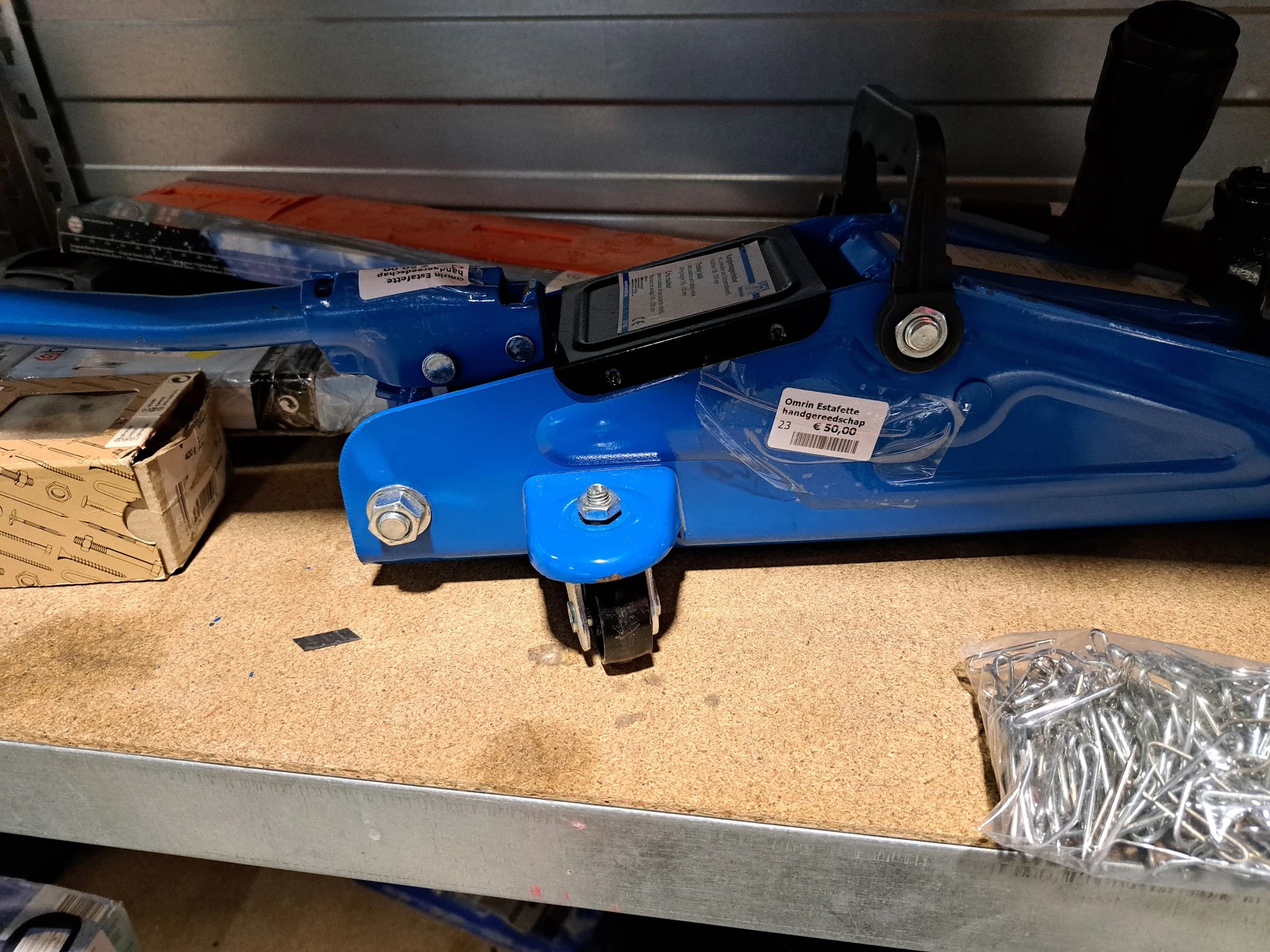 Blauwe sportuitrusting met accessoires op een werkbank, waaronder een hoofdband en trainingsapparatuur