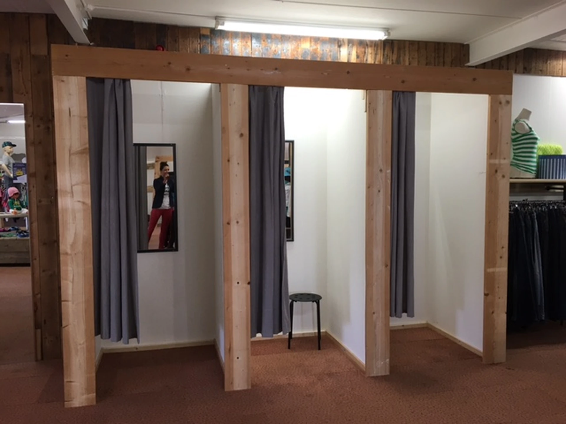 Kringloopwinkel Estafette recyclewinkel Sint Annaparochie in Sint Annaparochie met tweedehands boeken, gereedschappen en h...