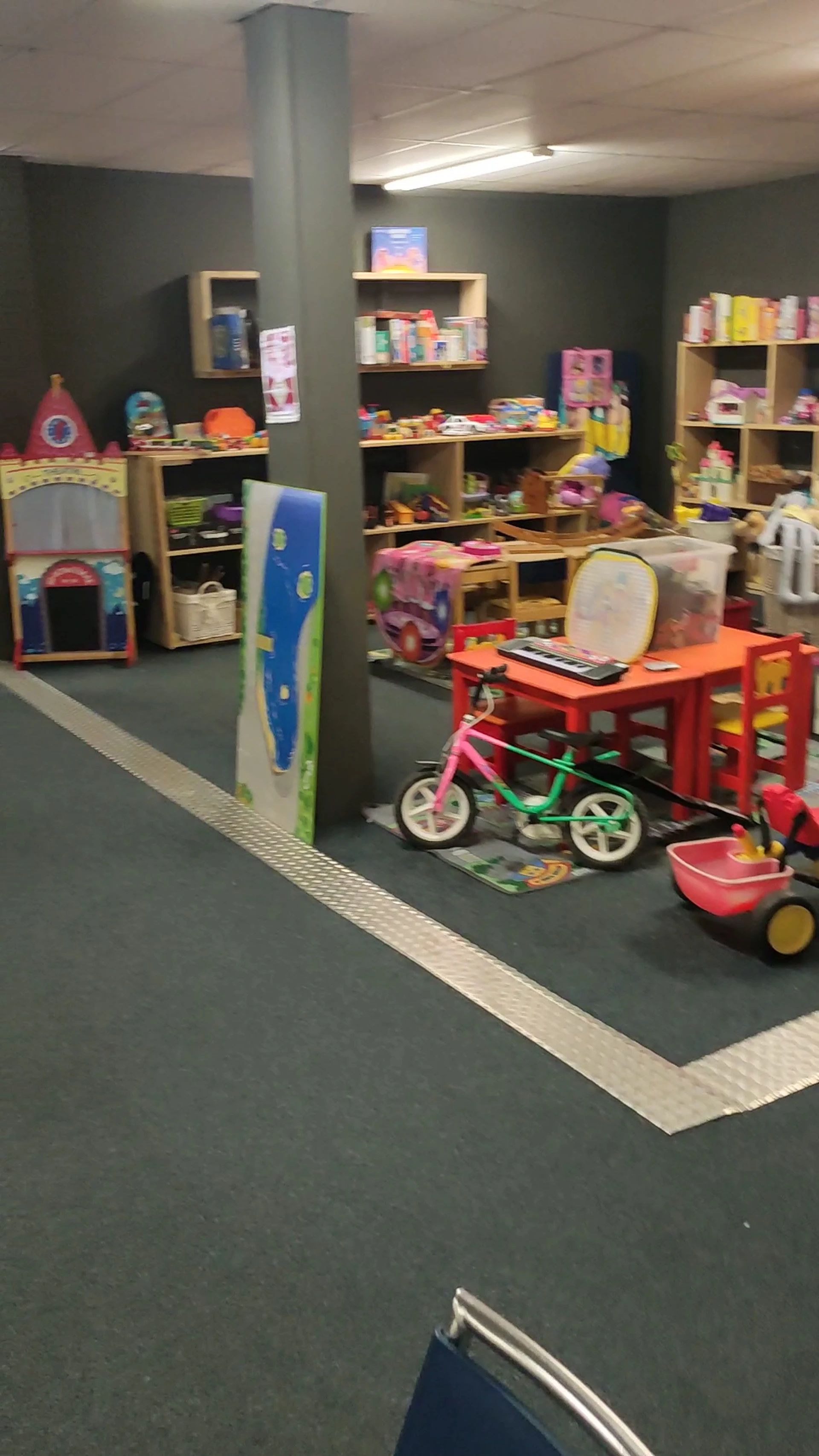 Kringloopwinkel Kringloopwinkel Estafette recyclewinkel Sint Annaparochie in Sint Annaparochie